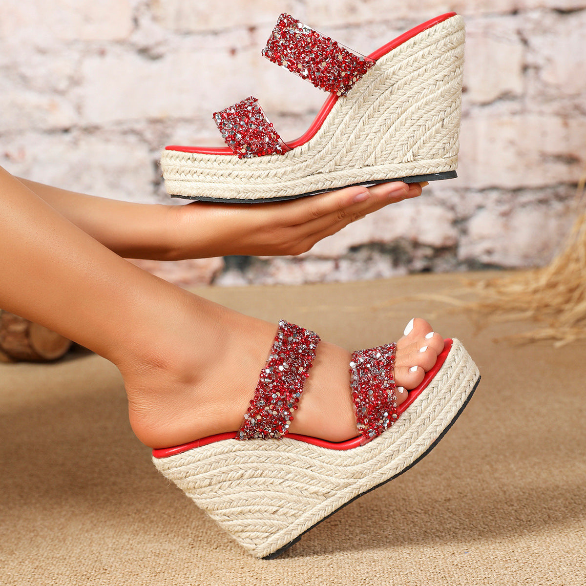 Fliederfarbene Keilabsatzschuhe mit Strass und Doppelriemen