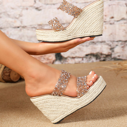 Fliederfarbene Keilabsatzschuhe mit Strass und Doppelriemen