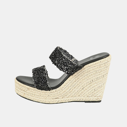 Fliederfarbene Keilabsatzschuhe mit Strass und Doppelriemen