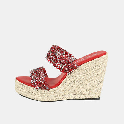 Fliederfarbene Keilabsatzschuhe mit Strass und Doppelriemen