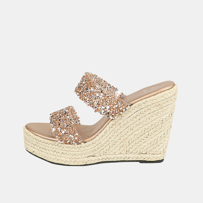 Fliederfarbene Keilabsatzschuhe mit Strass und Doppelriemen
