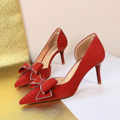 Pumps mit Schneeflocken-Strassschleife