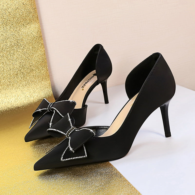 Pumps mit Schneeflocken-Strassschleife
