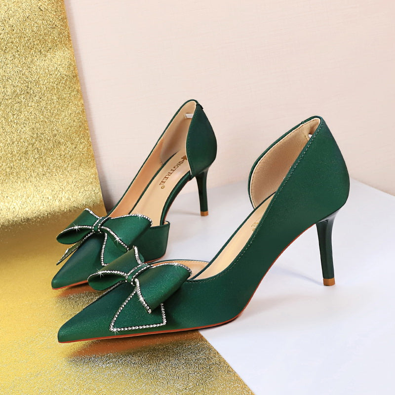 Pumps mit Schneeflocken-Strassschleife