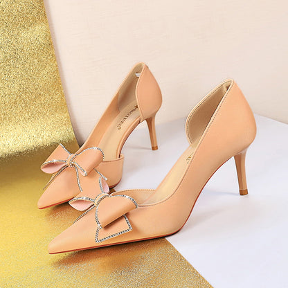 Pumps mit Schneeflocken-Strassschleife