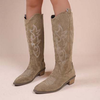 Cowboystiefel mit Eustoma-Stickerei