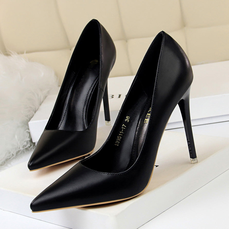 Einfarbige Gänseblümchen-Pumps