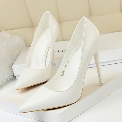 Einfarbige Gänseblümchen-Pumps