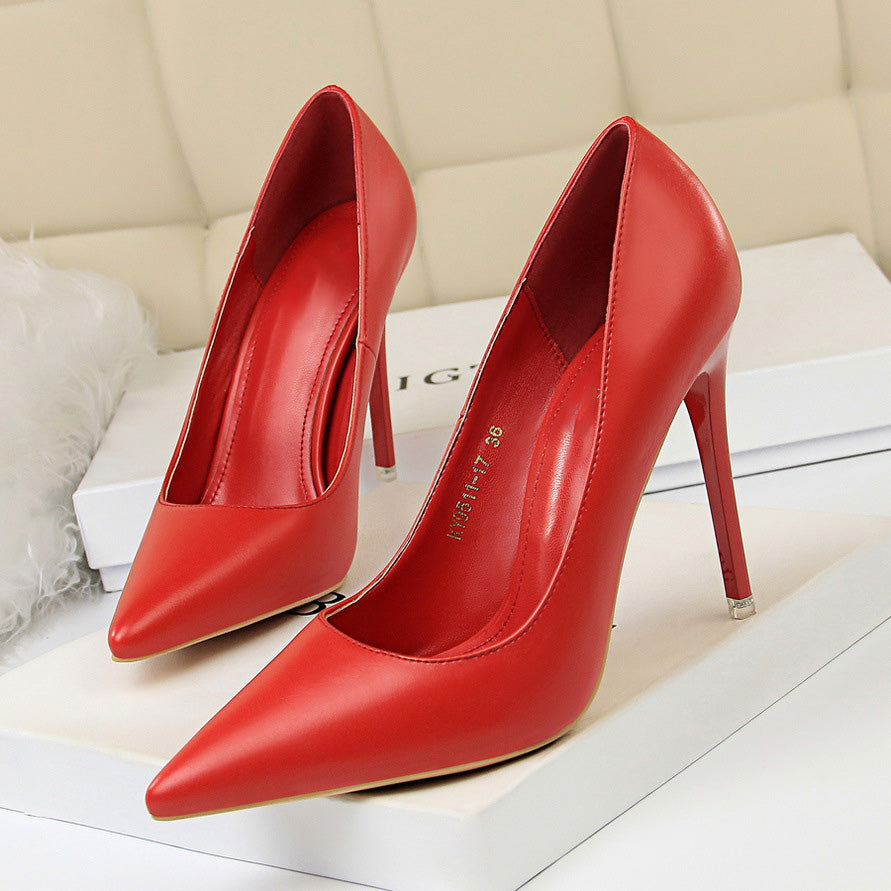 Einfarbige Gänseblümchen-Pumps
