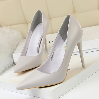 Einfarbige Gänseblümchen-Pumps