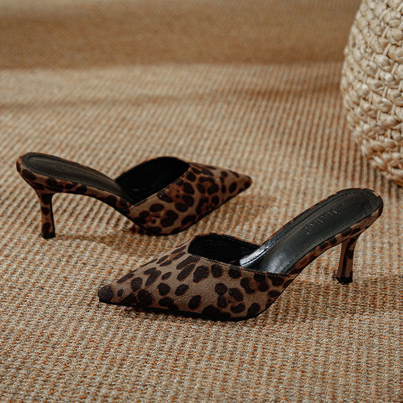 Pfingstrosen-Leoparden-Sandalen