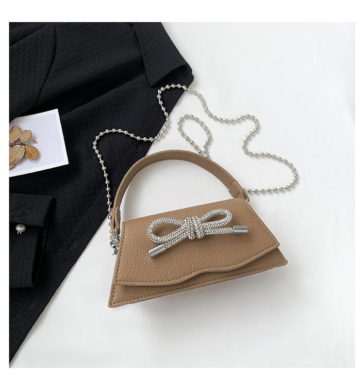 Mini-Tasche mit Aurora-Kette, Strass und Schleife