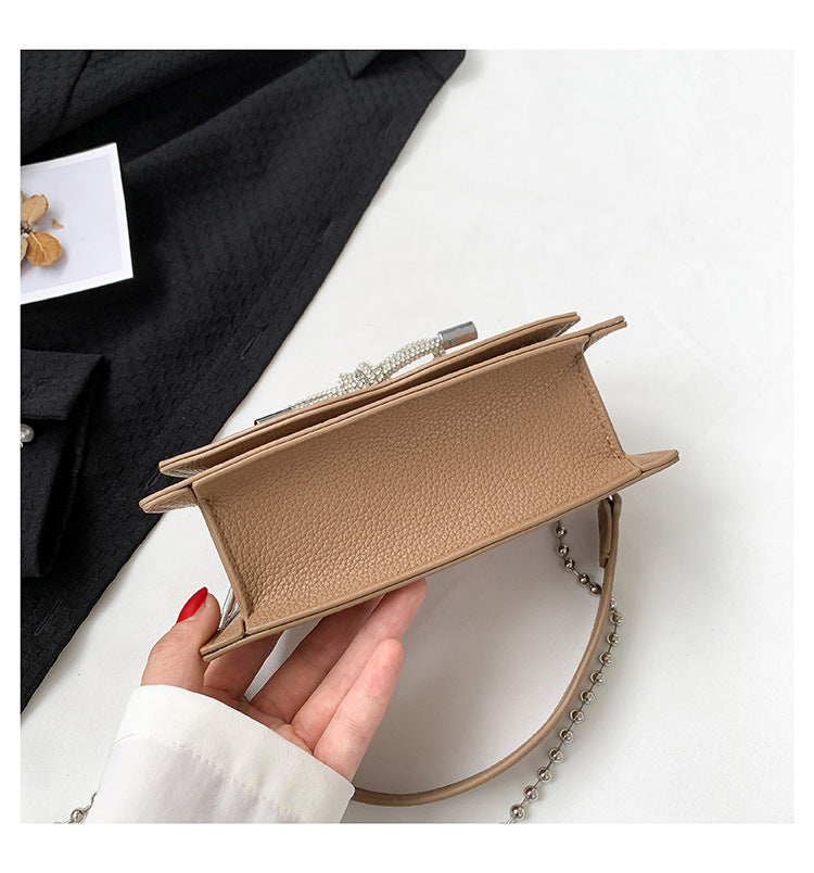 Mini-Tasche mit Aurora-Kette, Strass und Schleife