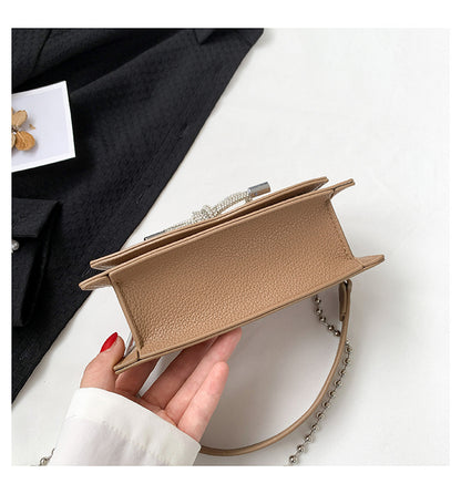 Mini-Tasche mit Aurora-Kette, Strass und Schleife