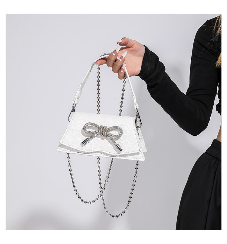 Mini-Tasche mit Aurora-Kette, Strass und Schleife