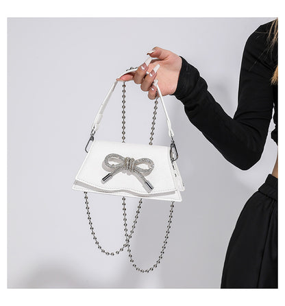 Mini-Tasche mit Aurora-Kette, Strass und Schleife