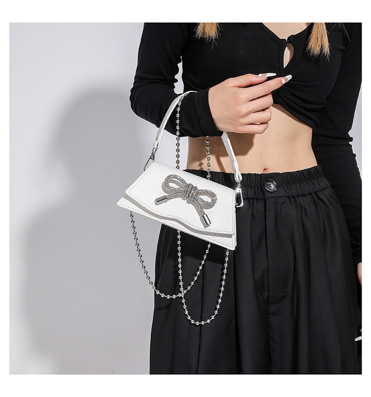 Mini-Tasche mit Aurora-Kette, Strass und Schleife