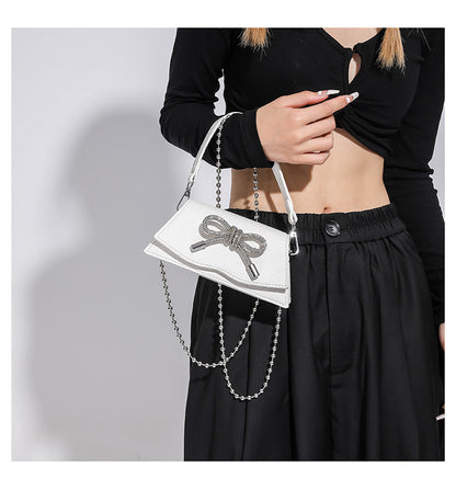 Mini-Tasche mit Aurora-Kette, Strass und Schleife