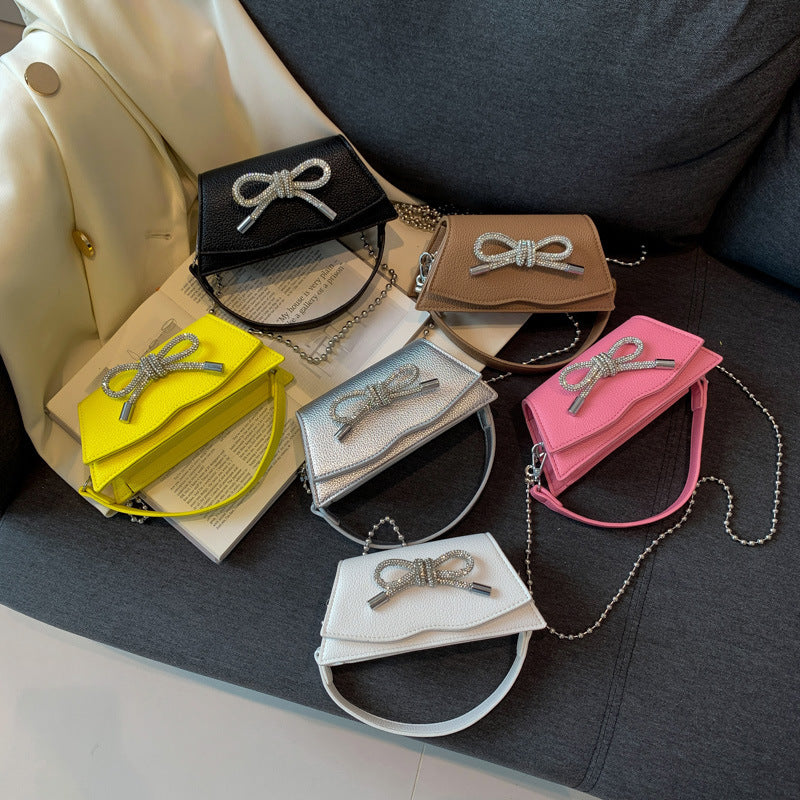 Mini-Tasche mit Aurora-Kette, Strass und Schleife