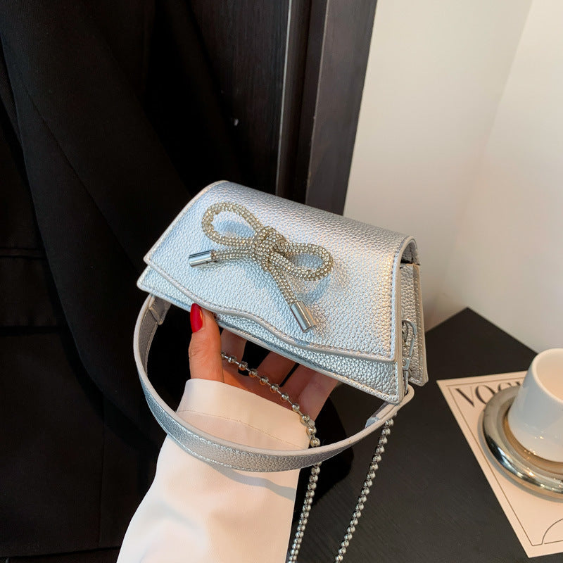 Mini-Tasche mit Aurora-Kette, Strass und Schleife
