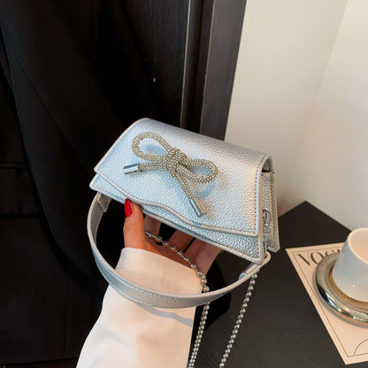 Mini-Tasche mit Aurora-Kette, Strass und Schleife