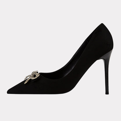 Pumps mit Gänseblümchen-Schleife