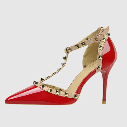 Jasmine Nietenpumps mit Knöchelriemen