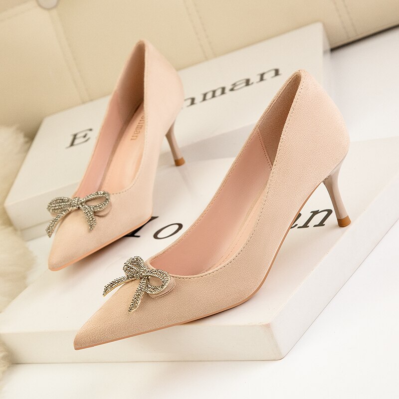 Pumps mit Gänseblümchen-Schleife
