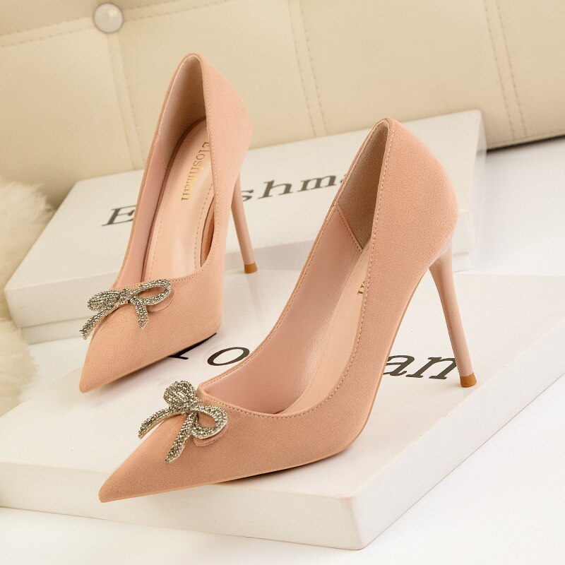 Pumps mit Gänseblümchen-Schleife