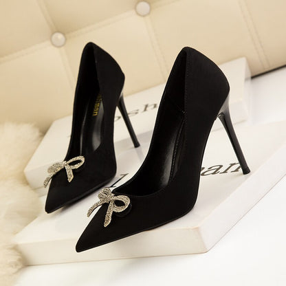 Pumps mit Gänseblümchen-Schleife